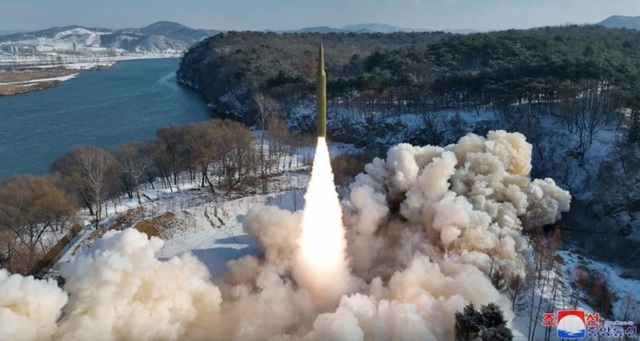 Triều Tiên nghi phóng tên lửa đạn đạo lúc Ngoại trưởng Mỹ thăm Hàn Quốc- Ảnh 1.