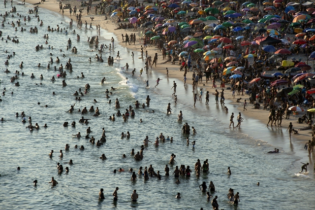 Nắng nóng kỷ lục ở Brazil, nhiệt độ cảm nhận vượt mức 62 độ C- Ảnh 1.