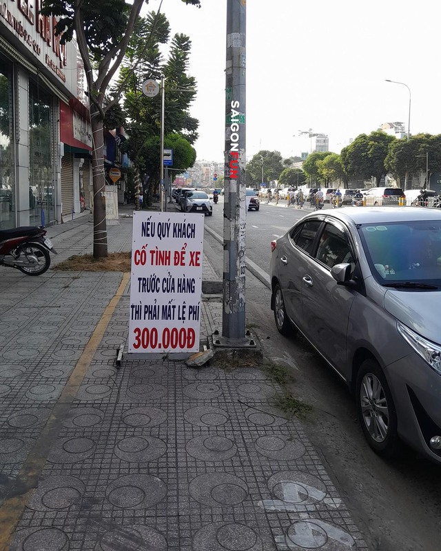 Xôn xao tấm biển 'cố tình để xe trước cửa hàng phải mất lệ phí 300.000 đồng'- Ảnh 1.
