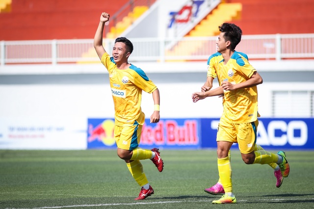 Các cầu thủ CĐ KTCN Nha Trang lấy trọn 3 điểm ngày ra quân