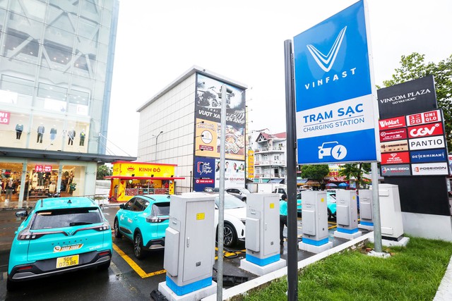 Trạm sạc xe điện vào đường đua mới - Ảnh 1.