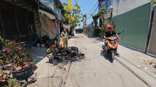 Làm rõ vụ châm lửa đốt xe máy tại hẻm đường Nguyễn Thị Tú- Ảnh 3.