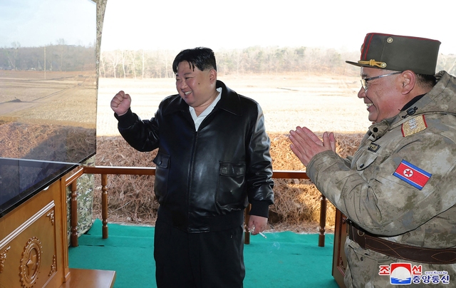 Ông Kim Jong-un xem phóng 'siêu hỏa tiễn', chỉ đạo sẵn sàng đánh đầu não đối thủ- Ảnh 3.