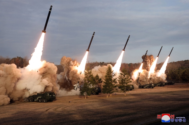 Ông Kim Jong-un xem phóng 'siêu hỏa tiễn', chỉ đạo sẵn sàng đánh đầu não đối thủ- Ảnh 1.