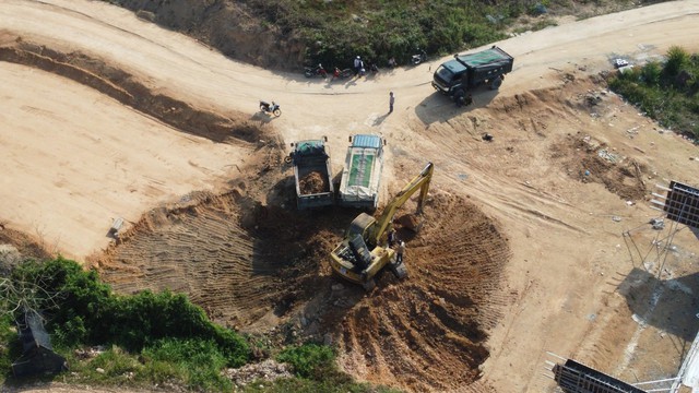 Vận chuyển đất trái phép từ dự án cao tốc ra bên ngoài- Ảnh 1.