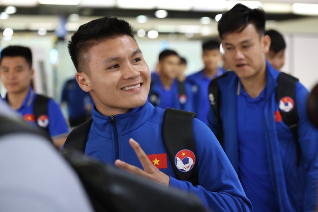 Đội tuyển Việt Nam đến Indonesia an toàn, Nguyễn Filip chụp ảnh cùng CĐV chủ nhà- Ảnh 2.