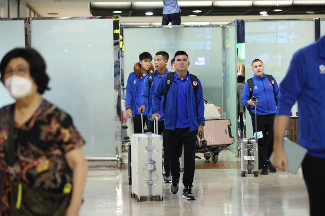 Đội tuyển Việt Nam đến Indonesia an toàn, Nguyễn Filip chụp ảnh cùng CĐV chủ nhà- Ảnh 4.