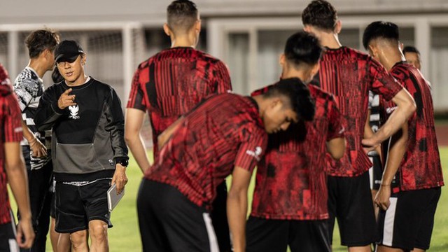 HLV Shin tức giận khi đội tuyển Indonesia bị trục trặc lớn, áo tập… không thấm mồ hôi- Ảnh 2.