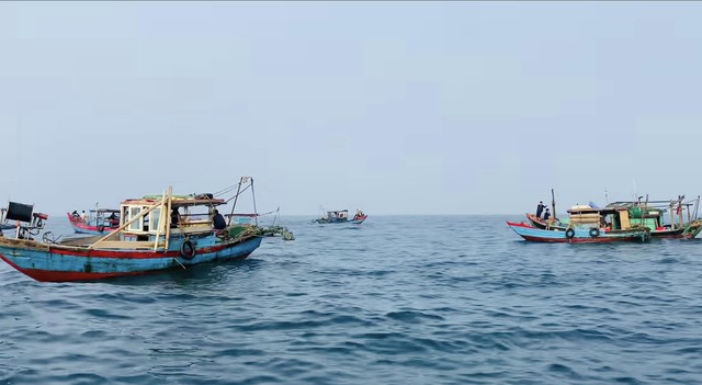 Tìm kiếm vợ chồng ngư dân mất tích trên vùng biển Hà Tĩnh- Ảnh 1.