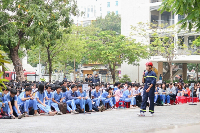 Cảnh sát đến trường dạy học sinh dập lửa, thoát nạn trong hỏa hoạn- Ảnh 1.