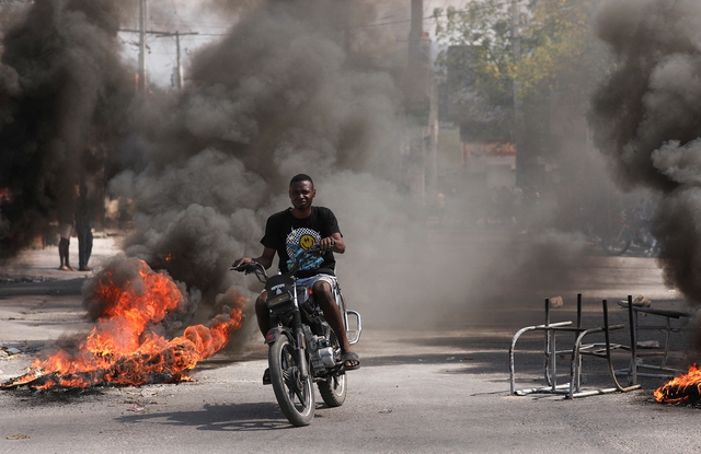 Haiti tê liệt vì bạo lực, thủ lĩnh băng nhóm đòi lật đổ thủ tướng- Ảnh 2.