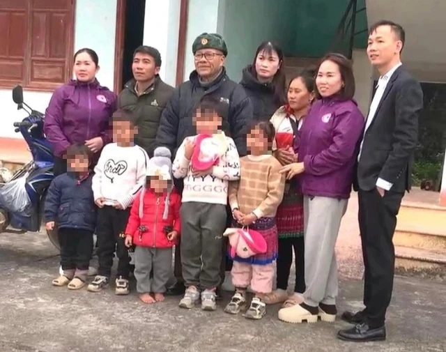 Chở vợ cùng 5 con nhỏ từ Điện Biên xuống Hà Nội xin việc, được 'ông bụt' giúp đỡ- Ảnh 2.