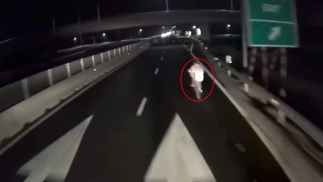 Ô tô suýt 'gặp họa' vì xe đạp liều lĩnh chạy trên cao tốc trong đêm- Ảnh 1.