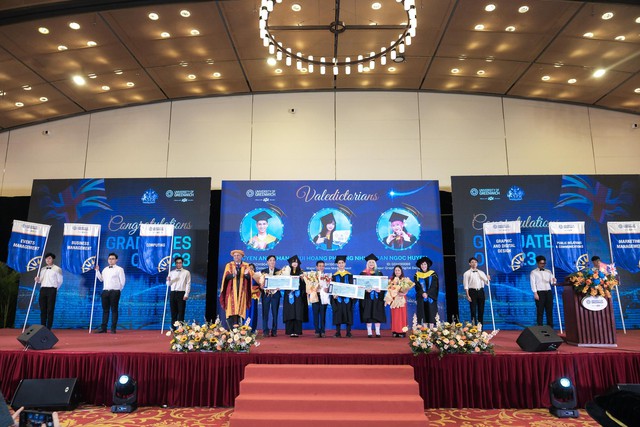 TS Raj Dass và TS. Elena Papadaki - đại diện Đại học Greenwich, Anh Quốc trao vé máy bay tham dự Lễ Tốt nghiệp tại London cho 3 thủ khoa cơ sở Hà Nội TS Raj Dass và TS. Elena Papadaki - đại diện Đại học Greenwich, Anh Quốc trao vé máy bay tham dự Lễ Tốt nghiệp tại London cho 3 thủ khoa cơ sở Hà Nội