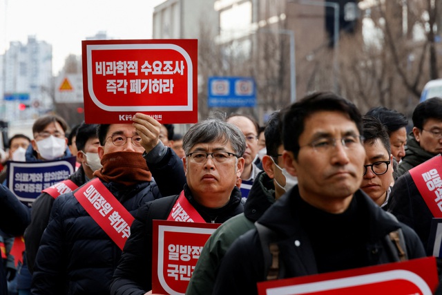 Chính phủ Hàn Quốc quyết tăng chỉ tiêu trường y bất chấp làn sóng đình công- Ảnh 1.