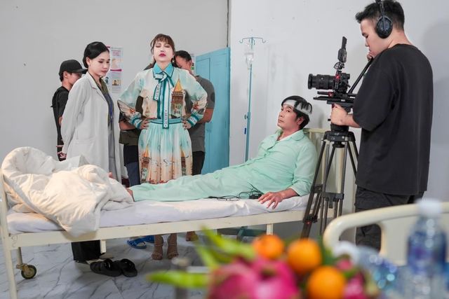 Hoa hậu áo dài Lê Thúy Hằng với tạo hình bác sĩ trong phim Bí mật gia tộc