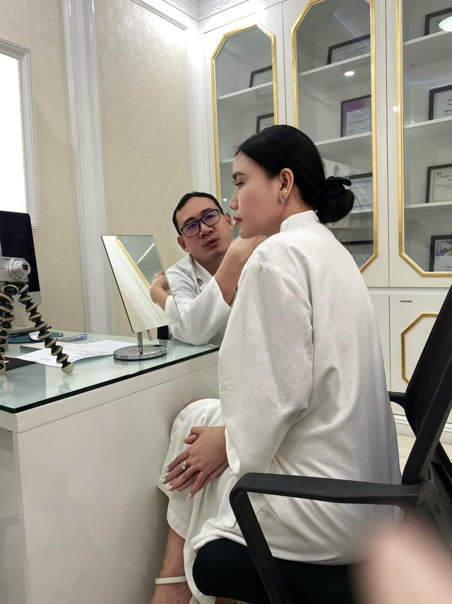 Lê Thúy Hằng thăm khám và tư vấn cùng bác sĩ Đỗ Quang Khải tại Bệnh viện thẩm mỹ Nam An