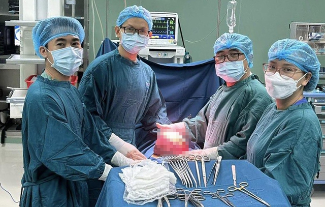 Phẫu thuật cắt bỏ khối u xơ tử cung nặng 2,7 kg- Ảnh 1.