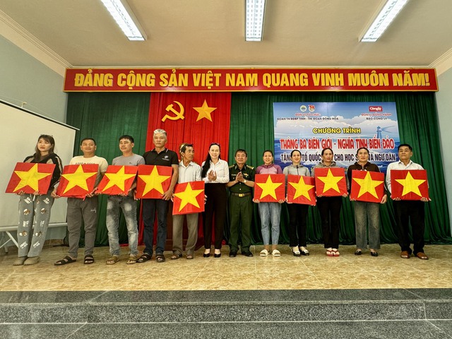 Biên phòng Phú Yên tặng cờ Tổ quốc cho ngư dân vươn khơi bám biển- Ảnh 1.