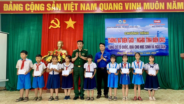 Biên phòng Phú Yên tặng cờ Tổ quốc cho ngư dân vươn khơi bám biển- Ảnh 2.