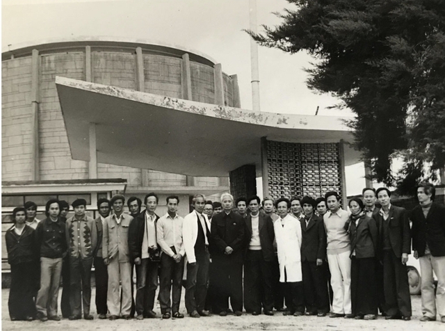 Thủ tướng Phạm Văn Đồng nhiều lần đến thăm và làm việc tại Viện NCHN Đà Lạt. Trong ảnh: Thủ tướng Phạm Văn Đồng chụp ảnh cùng cán bộ của Viện trước Lò phản ứng hạt nhân