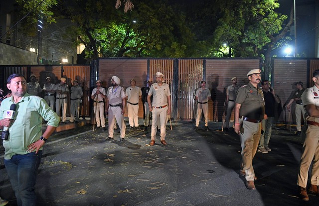 Thủ hiến Delhi của Ấn Độ bị bắt trong vụ án tham nhũng ngay trước bầu cử- Ảnh 2.