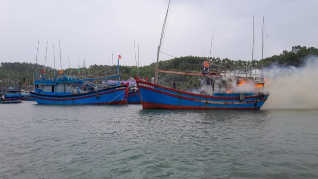 Tàu cá của ngư dân Quảng Ngãi đang neo đậu bỗng bốc cháy- Ảnh 1.