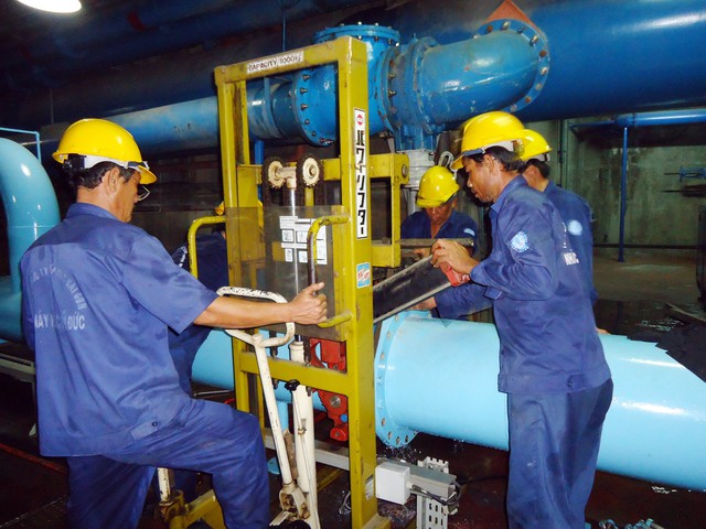 Chú thích ảnh: SAWACO vận hành an toàn nhà máy nước để cung ứng nước sạch ổn định, liên tục cho người dân TP.HCM  ẢNH: ĐINH VĂN BÍCH