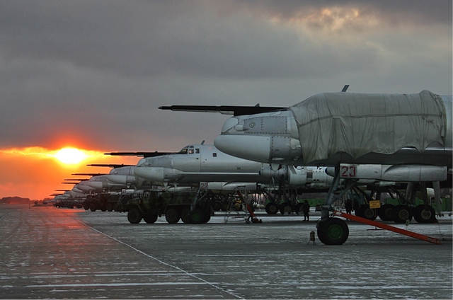Ukraine tấn công căn cứ máy bay ném bom chiến lược sâu trong lãnh thổ Nga- Ảnh 1.
