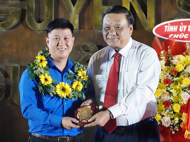 10 gương mặt trẻ tiêu biểu tỉnh Bình Định được trao giải thưởng Ngô Mây- Ảnh 2.