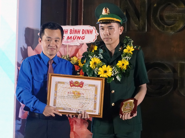 10 gương mặt trẻ tiêu biểu tỉnh Bình Định được trao giải thưởng Ngô Mây- Ảnh 4.