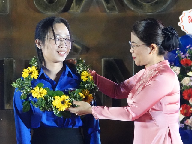 10 gương mặt trẻ tiêu biểu tỉnh Bình Định được trao giải thưởng Ngô Mây- Ảnh 3.