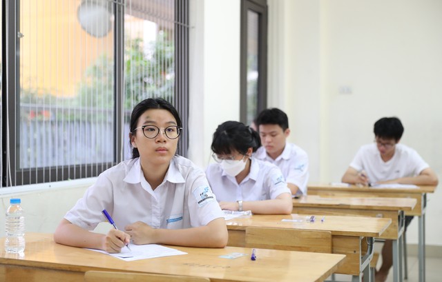 Chỉ có 61% học sinh tốt nghiệp THCS Hà Nội được tuyển vào lớp 10 công lập

- Ảnh 1.