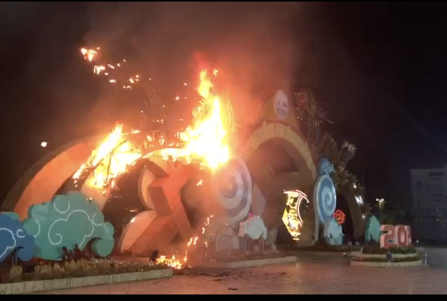 Mô hình rồng trang trí ở Phú Yên bị cháy do chập điện- Ảnh 1.