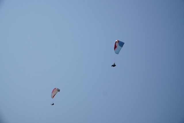 Mãn nhãn với màn biểu diễn dù lượn trên bầu trời Chư Tan Kra- Ảnh 3.