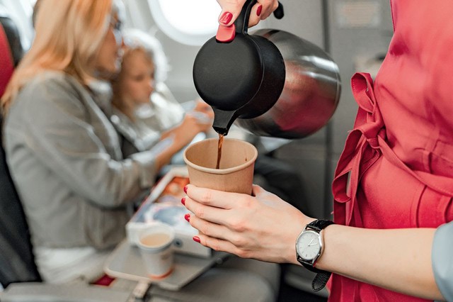 Không uống cà phê hoặc trà trên máy bay? Các chuyên gia cho rằng đó có lẽ là câu chuyện của những người bảo thủ