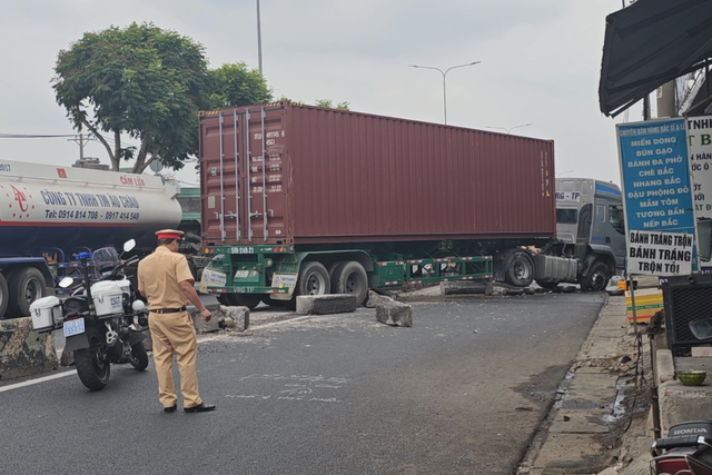 Xe container tông dải phân cách gây kẹt xe kéo dài- Ảnh 1.