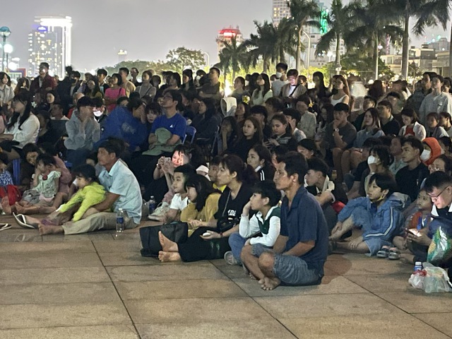 Chen chân xem chiếu phim ở ‘rạp lộ thiên’ bên sông Hàn- Ảnh 2.