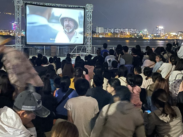Chen chân xem chiếu phim ở ‘rạp lộ thiên’ bên sông Hàn- Ảnh 1.