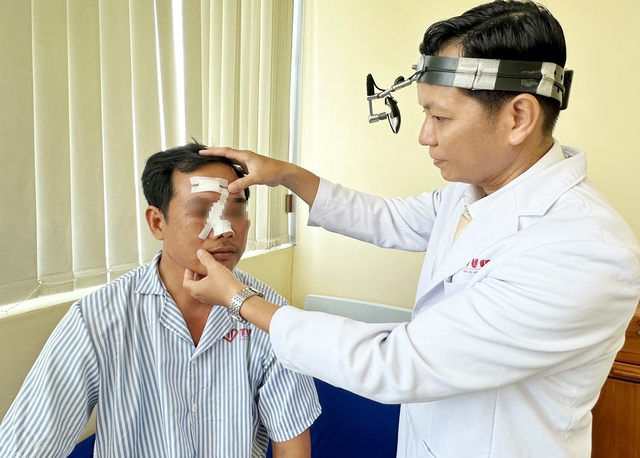 Phát hiện nhiều mảnh kính vỡ nằm sâu trong mũi nam bệnh nhân- Ảnh 2.