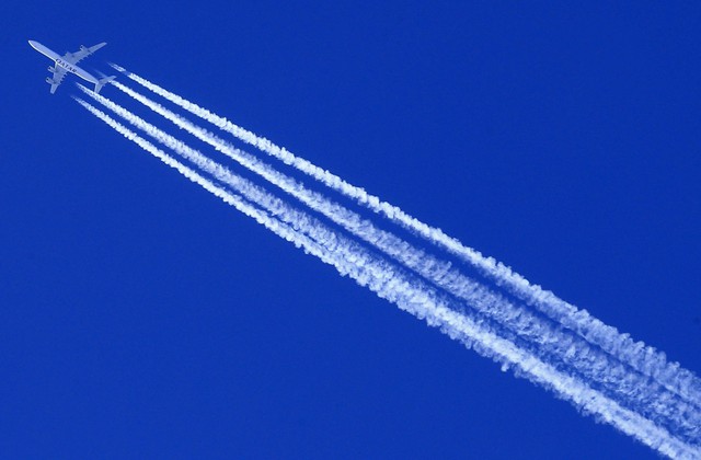 Tin thuyết âm mưu, tiểu bang Mỹ xem xét cấm máy bay tạo vệt trắng trên trời- Ảnh 1.