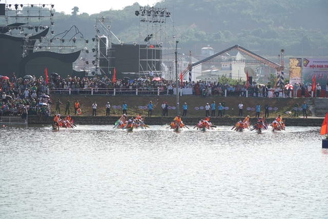 Nhộn nhịp ngày hội đua thuyền trên cao nguyên đất đỏ M’Nông- Ảnh 1.