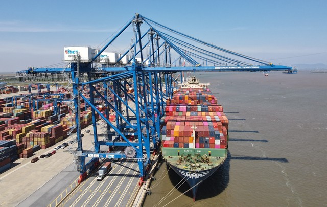 Vượt thu hoạt động xuất nhập khẩu, Hải Phòng được Thủ tướng thưởng 926,6 tỉ đồng - Ảnh 1.