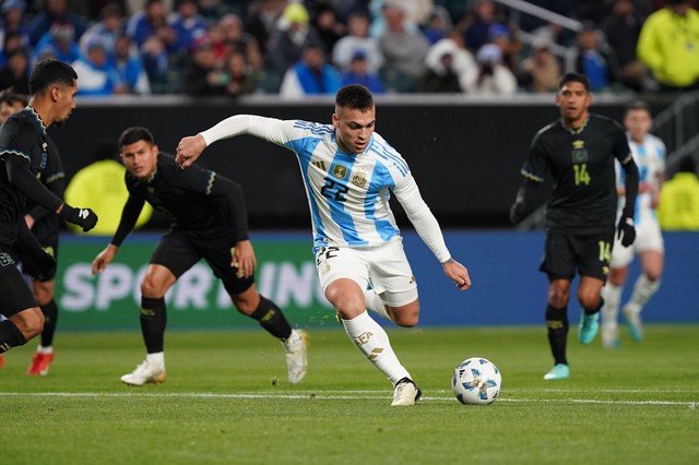 Hành động đặc biệt của các cầu thủ Argentina với Messi- Ảnh 2.