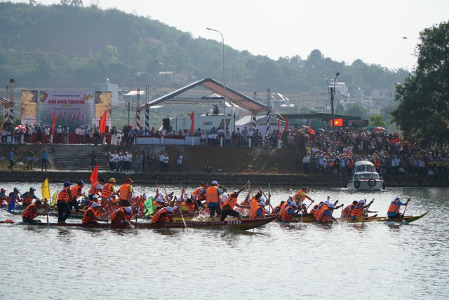 Nhộn nhịp ngày hội đua thuyền trên cao nguyên đất đỏ M’Nông- Ảnh 3.