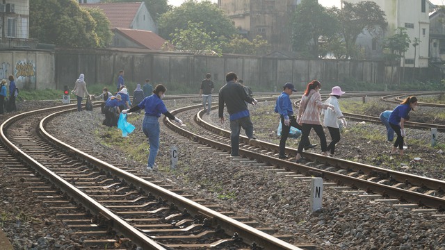 Bạn trẻ làm sạch nhà ga, đường sắt để đón tàu du lịch Huế - Đà Nẵng- Ảnh 1.
