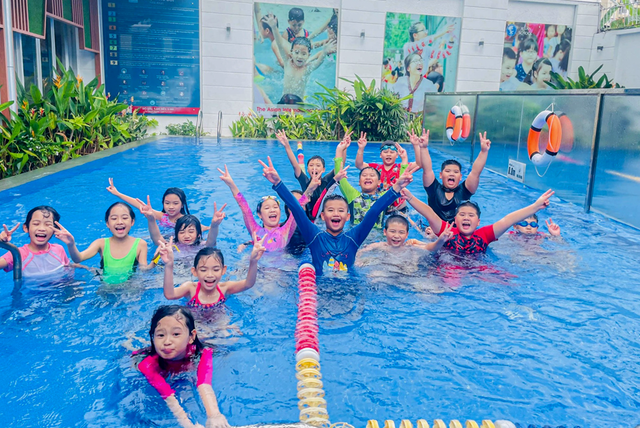 Các tiết học bơi hay câu lạc bộ bơi giúp học sinh rèn luyện kỹ năng và thư giãn