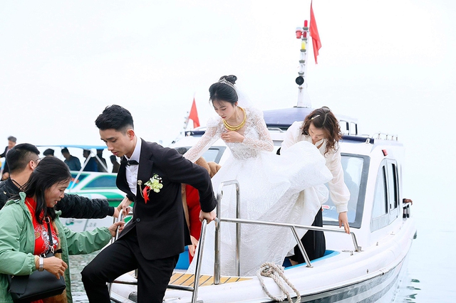Lan tỏa trên mạng xã hội: Thú vị đám cưới rước dâu bằng tàu cao tốc- Ảnh 2.