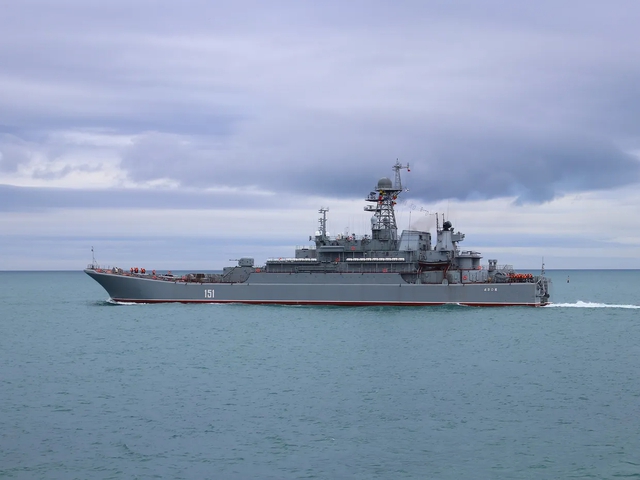 Ukraine tuyên bố đánh trúng 2 tàu đổ bộ lớn của Nga tại Crimea- Ảnh 1.