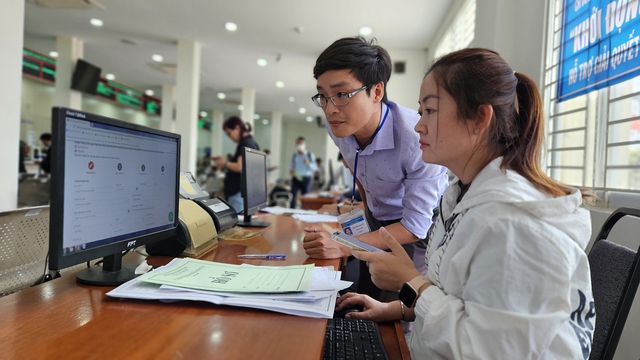 Chị Nguyễn Thị Phương Nhiên làm hồ sơ nhà đất theo hình thức trực tuyến tại  bộ phận một cửa Văn phòng UBND Q.Bình TânẢnh: Sỹ Đông